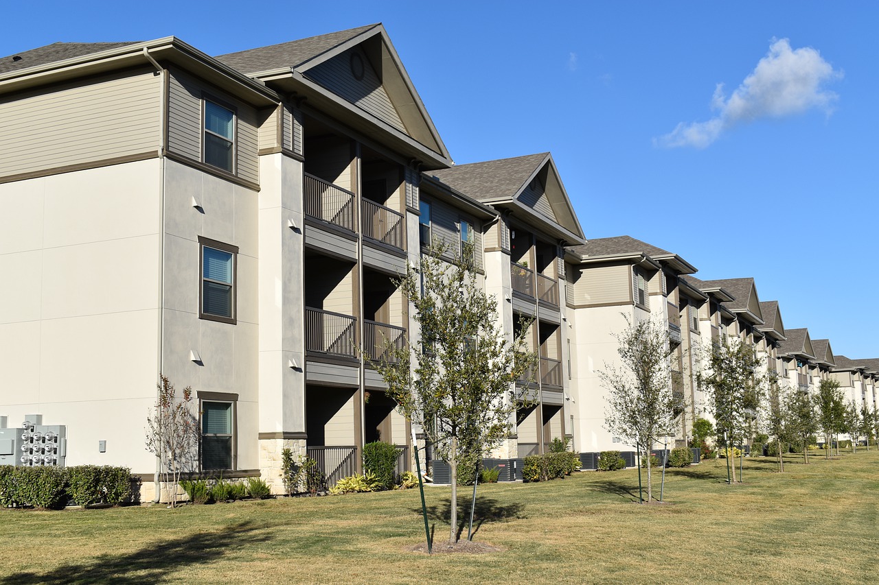 Apartments vs. Houses for Rent in Keego Harbor, MI